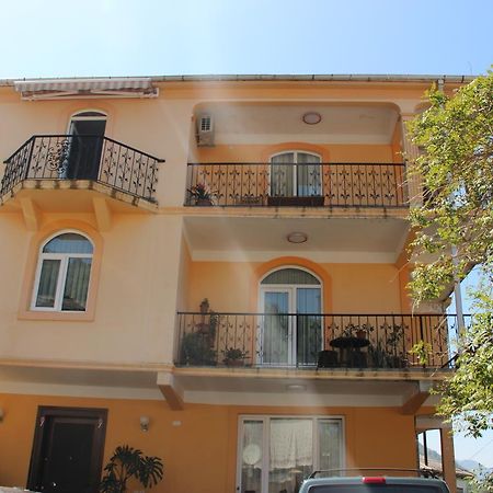 Yellow House - Vaja Sarpi Ngoại thất bức ảnh