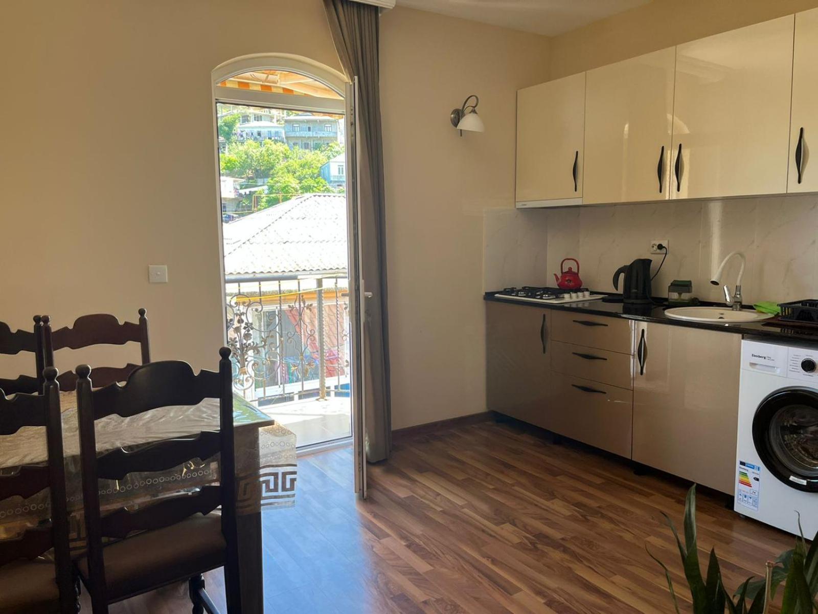 Yellow House - Vaja Sarpi Ngoại thất bức ảnh